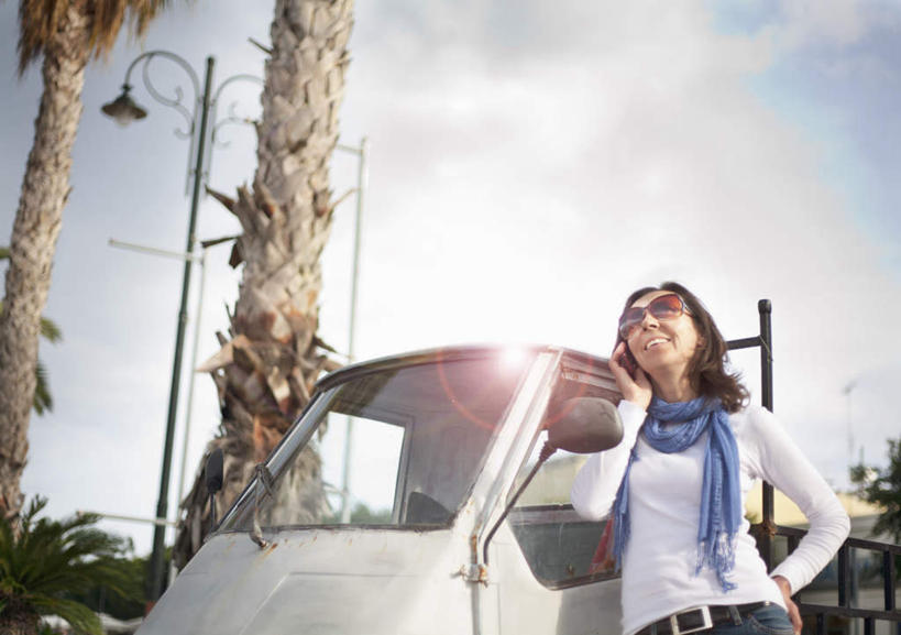 西方人,一个人,站,笑,微笑,横图,室外,白天,仰视,植物,路灯,汽车,照明,欧洲,欧洲人,仅一个女性,仅一个人,一辆,撑,停靠,阴影,服装,装饰,光线,墨镜,丝巾,眼镜,影子,云,云朵,灯光,面包车,云彩,托腮,注视,休闲装,手叉腰,车,灯,树,树木,衣服,蓝色,绿色,白云,蓝天,天空,阳光,自然,太阳镜,太阳眼镜,交通工具,天,叉腰,观察,看,靠,靠着,托,站着,仅一个中年女性,休闲,休闲服,遮阳镜,服饰,生长,晴朗,成长,观看,华丽,照亮,点缀,察看,照明设备,关注,托下巴,载具,衬托,美观,雅致,雅观,女人,女性,中年女性,白种人,晴空,站立,半身,彩图,低角度拍摄,眩光