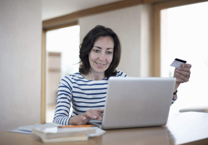 西方人,一个人,坐,笑,微笑,露齿笑,横图,室内,白天,正面,信用卡,电脑,笔记本电脑,窗户,桌面,桌子,书籍,欧洲,欧洲人,仅一个女性,仅一个人,一堆,许多,握,堆叠,堆积,条纹,服装,网络,墙,拿,拿着,注视,休闲装,通讯设备,书桌,玻璃窗,墙壁,墙面,衣服,课桌,观察,看,仅一个中年女性,休闲,休闲服,卡,握着,储蓄卡,服饰,观看,堆,察看,无线,关注,通信设备,无线网络,无线上网,便携式电脑,银行卡,手提电脑,女人,女性,中年女性,白种人,长发,卷发,书,图书,坐着,半身,彩图