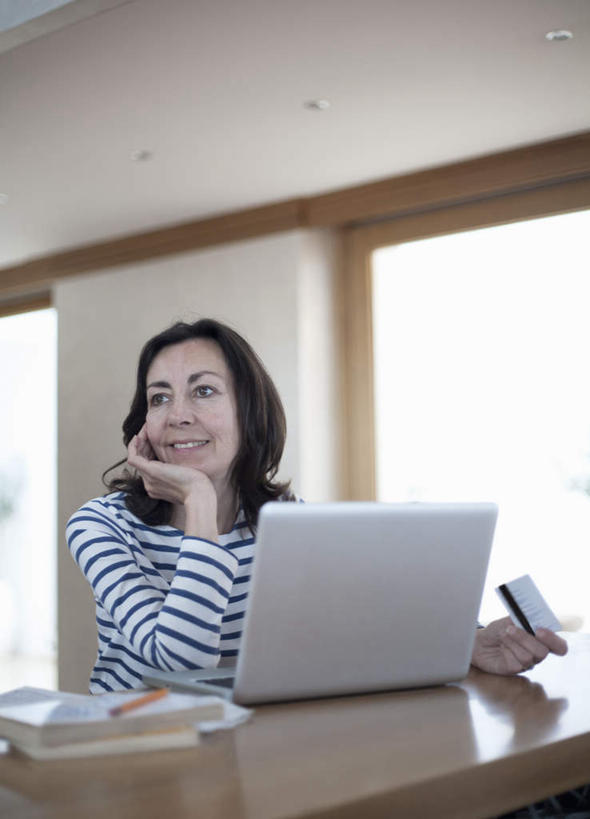 西方人,一个人,坐,笑,微笑,露齿笑,竖图,室内,白天,正面,信用卡,电脑,笔记本电脑,窗户,桌面,桌子,书籍,欧洲,欧洲人,仅一个女性,仅一个人,一堆,许多,撑,握,堆叠,堆积,条纹,服装,网络,墙,拿,拿着,托腮,注视,休闲装,通讯设备,书桌,玻璃窗,墙壁,墙面,衣服,课桌,观察,看,托,仅一个中年女性,休闲,休闲服,卡,握着,储蓄卡,服饰,观看,堆,察看,无线,关注,托下巴,通信设备,无线网络,无线上网,便携式电脑,银行卡,手提电脑,女人,女性,中年女性,白种人,长发,卷发,书,图书,坐着,半身,彩图