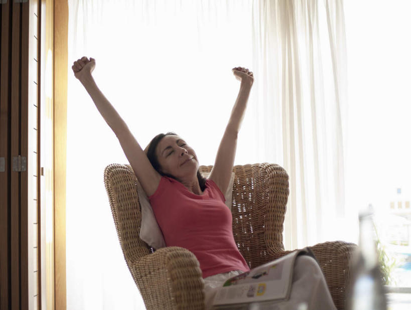 西方人,一个人,客厅,坐,举,闭眼,伸展双臂,笑,微笑,横图,室内,白天,正面,T恤衫,窗户,窗帘,靠垫,报纸,椅子,欧洲,欧洲人,仅一个女性,仅一个人,阴影,服装,装饰,反射,信息,影子,靠枕,T恤,休闲装,玻璃窗,衣服,粉色,帘子,垫子,枕头,托,仅一个中年女性,休闲,休闲服,遮阳,服饰,新闻,华丽,修饰,一份,点缀,起居室,衬托,美观,雅致,雅观,客堂,女人,女性,中年女性,白种人,闭眼睛,闭着眼,闭着眼睛,敞开双臂,举起,举手,举着,伸开双臂,向上举,向上伸,向上托,展开双肩,张开手臂,张开双臂,坐着,半身,彩图,报刊