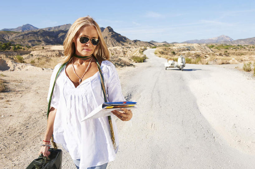 西方人,一个人,走,横图,室外,白天,正面,沙漠,山,植物,道路,路,公路,摩托车,地图,欧洲,欧洲人,仅一个女性,仅一个人,一辆,握,阴影,服装,裤子,枯萎,光线,信息,墨镜,眼镜,影子,山峰,云,云朵,枯草,交通,山峦,拿,云彩,拎,拿着,注视,牛仔裤,休闲装,方向,车,草,衣服,黄色,蓝色,白云,蓝天,天空,阳光,太阳镜,太阳眼镜,交通工具,天,观察,看,仅一个中年女性,休闲,休闲服,遮阳镜,握着,服饰,能源,晴朗,观看,引导,指引,燃料,资源,察看,关注,载具,抛锚,能量,汽油,燃油,女人,女性,中年女性,白种人,大漠,砂漠,晴空,马路,步行,散步,走路,半身,彩图,导航,油桶,拎着