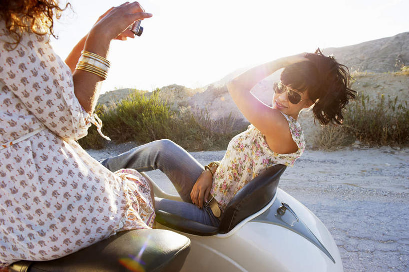 两个人,伙伴,朋友,坐,笑,微笑,横图,室外,白天,侧面,友谊,沙漠,山,植物,道路,路,公路,摩托车,相机,握,阴影,服装,裤子,枯萎,光线,墨镜,眼镜,影子,山峰,枯草,交通,山峦,拿,拿着,注视,牛仔裤,休闲装,车,装饰品,草,拍照,衣服,黄色,天空,阳光,饰品,手链,首饰,数码相机,太阳镜,太阳眼镜,交通工具,天,观察,看,休闲,休闲服,遮阳镜,握着,摄影,服饰,手镯,观看,察看,关注,载具,镯子,友情,年轻女性,女人,女性,中年女性,照相机,大漠,砂漠,马路,坐着,半身,彩图,照相