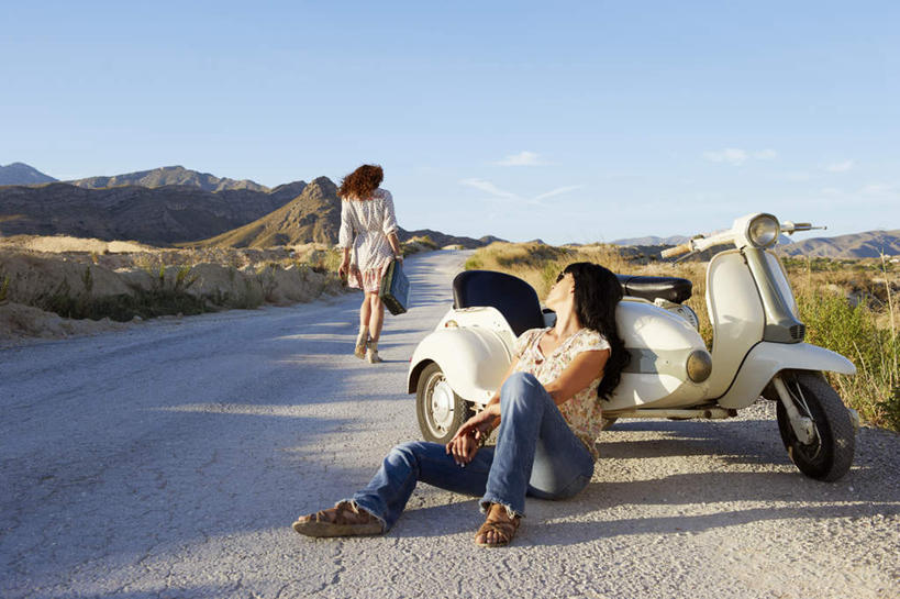 两个人,伙伴,朋友,坐,走,横图,室外,白天,正面,裙子,友谊,沙漠,山,植物,道路,路,公路,摩托车,阴影,服装,裤子,枯萎,光线,墨镜,眼镜,影子,山峰,云,云朵,枯草,交通,山峦,云彩,扭头,注视,牛仔裤,休闲装,拎包,车,草,衣服,黄色,蓝色,白云,蓝天,天空,阳光,太阳镜,太阳眼镜,交通工具,天,观察,看,靠,靠着,转头,休闲,休闲服,遮阳镜,短裙,服饰,晴朗,观看,半身裙,察看,关注,载具,友情,年轻女性,女人,女性,中年女性,大漠,砂漠,晴空,马路,步行,散步,走路,坐着,彩图,全身