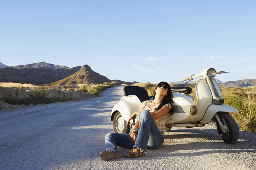 西方人,一个人,坐,闭眼,横图,室外,白天,正面,T恤衫,草地,草坪,植物,道路,路,公路,摩托车,欧洲,欧洲人,仅一个年轻女性,仅一个女性,仅一个人,一辆,阴影,服装,裤子,光线,影子,云,云朵,交通,T恤,云彩,牛仔裤,休闲装,车,草,衣服,蓝色,绿色,白云,蓝天,天空,阳光,交通工具,天,靠,靠着,休息,休闲,休闲服,服饰,晴朗,载具,抛锚,年轻女性,女人,女性,白种人,晴空,马路,屈膝,闭眼睛,闭着眼,闭着眼睛,坐着,彩图,全身