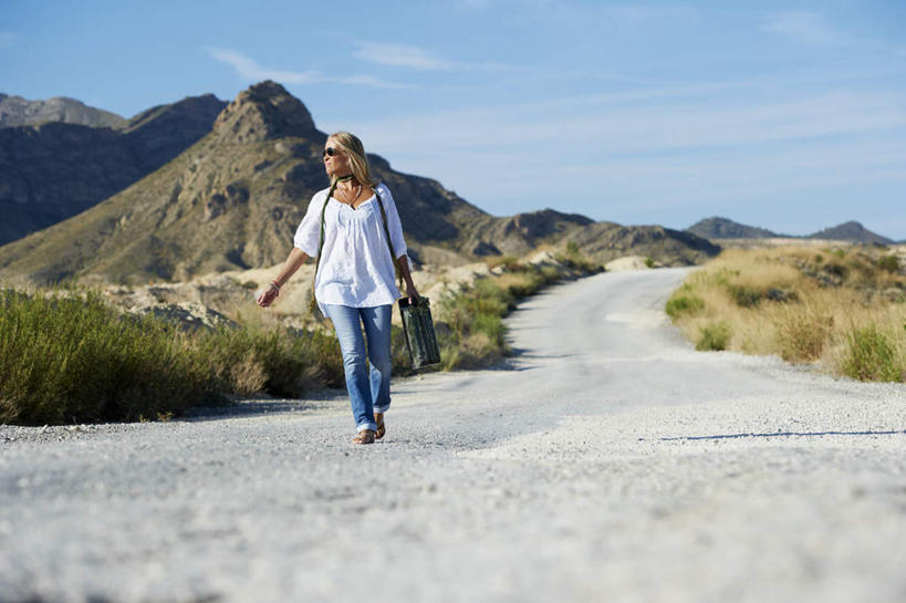 西方人,一个人,走,横图,室外,白天,正面,草地,草坪,山,植物,道路,路,公路,欧洲,欧洲人,仅一个女性,仅一个人,握,阴影,服装,裤子,光线,墨镜,眼镜,影子,山峰,云,云朵,交通,山峦,拿,云彩,拎,拿着,注视,牛仔裤,休闲装,草,衣服,蓝色,绿色,白色,白云,蓝天,天空,阳光,太阳镜,太阳眼镜,天,观察,看,仅一个中年女性,休闲,休闲服,遮阳镜,握着,服饰,能源,晴朗,观看,燃料,资源,察看,关注,能量,汽油,燃油,女人,女性,中年女性,白种人,晴空,马路,步行,散步,走路,彩图,全身,油桶,拎着