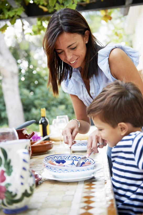 西方人,儿童,中年人,两个人,家庭,母亲,儿子,站,坐,笑,吃,微笑,露齿笑,竖图,室外,白天,正面,午餐,纯洁,植物,餐桌,桌面,桌子,餐具,欧洲,欧洲人,握,阴影,条纹,服装,光线,叉子,碟子,盘,影子,庭院,院子,拿,拿着,注视,休闲装,树,树木,小孩,衣服,绿色,阳光,自然,盘子,碟,观察,看,站着,休闲,温暖,温馨,母子,一家人,休闲服,可爱,母爱,童年,童趣,握着,服饰,生长,成长,餐台,观看,和睦,察看,关注,童真,烂漫,无邪,餐叉,天真,男孩,女人,女性,中年女性,白种人,孩子,进餐用具,嚼,食,站立,坐着,半身,彩图,融洽,男生