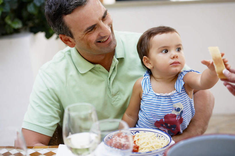 点心,面包,西方人,儿童,中年人,两个人,家庭,父亲,女儿,坐,抱,笑,微笑,露齿笑,横图,室内,白天,正面,纯洁,植物,餐桌,桌面,桌子,杯子,餐具,欧洲,欧洲人,喂食,握,服装,碟子,高脚杯,盘,盆栽,墙,庭院,院子,食品,面点,盆景,红酒杯,拿,拿着,注视,休闲装,墙壁,墙面,玻璃制品,食物,糕点,小孩,衣服,绿色,自然,盘子,酒杯,碟,观察,看,休闲,温暖,温馨,父女,一家人,休闲服,父爱,可爱,童年,童趣,握着,服饰,生长,成长,餐台,抱着,观看,和睦,察看,搂着,葡萄酒杯,关注,童真,烂漫,无邪,天真,男人,男性,女孩,中年男性,白种人,孩子,玻璃杯,搂,搂抱,坐着,半身,彩图,融洽,女生