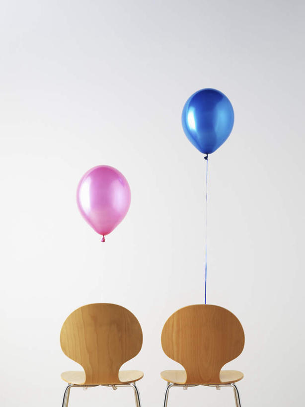 无人,竖图,室内,特写,白天,白色背景,正面,椅子,漂浮,装饰,塑料,木椅,两把,两个,粉色,蓝色,气球,塑料制品,橡胶,摄影,影棚,华丽,修饰,点缀,橡胶制品,衬托,美观,雅致,雅观,彩图,影棚拍摄,拍摄