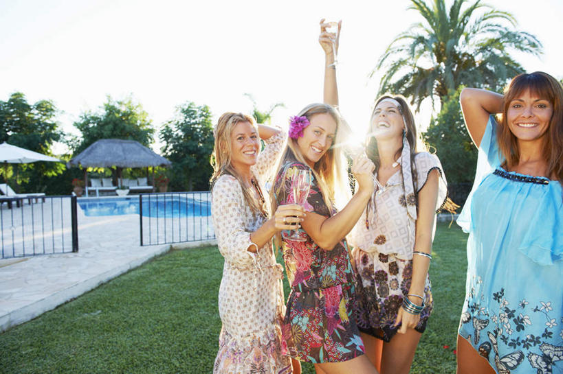 红酒,葡萄酒,西方人,四个人,伙伴,朋友,站,举,笑,微笑,露齿笑,横图,室外,白天,正面,裙子,友谊,草地,草坪,植物,杯子,欧洲,欧洲人,握,阴影,花纹,连衣裙,盛开,光线,高脚杯,图案,影子,红酒杯,白葡萄酒,酒类,拿,花蕾,拿着,注视,玻璃制品,酒,草,花,花瓣,花朵,鲜花,树,树木,饮料,绿色,紫色,天空,阳光,自然,酒杯,天,花苞,花蕊,观察,看,托,站着,握着,生长,成长,观看,察看,葡萄酒杯,关注,友情,年轻女性,女人,女性,中年女性,白种人,玻璃杯,举起,举手,举着,向上举,向上伸,向上托,站立,半身,彩图,眩光