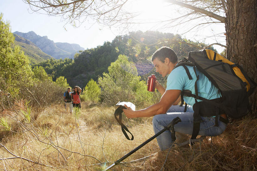 西方人,三个人,夫妻,伙伴,朋友,坐,走,说,横图,室外,白天,正面,爱情,讨论,友谊,草地,草坪,植物,杯子,金属制品,欧洲,欧洲人,喝,握,阴影,服装,裤子,光线,金属,包,工具,器材,影子,浪漫,拿,旅行包,拿着,注视,牛仔裤,休闲装,草,树,树木,衣服,绿色,天空,阳光,自然,背包,天,观察,看,休闲,休闲服,器械,恩爱,握着,恋人,服饰,生长,成长,拐杖,观看,察看,关注,保温杯,露营,睡袋,野营,保温,宿营,登山杖,快捷,辅助设备,方便,旅游包,登山棍,交流,友情,男人,男性,年轻男性,年轻女性,女人,女性,中年男性,白种人,夫妇,情侣,步行,登山,沟通,讲话,交谈,爬山,散步,商讨,说话,谈话,走路,坐着,半身,彩图,眩光,伴侣,双肩包