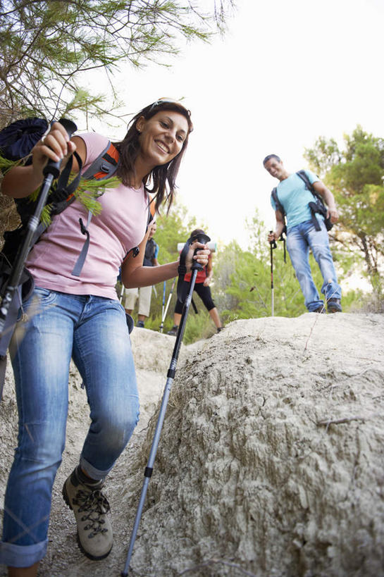 西方人,四个人,夫妻,伙伴,朋友,站,笑,微笑,露齿笑,竖图,室外,白天,仰视,爱情,友谊,植物,欧洲,欧洲人,握,阴影,服装,裤子,光线,包,工具,器材,影子,地面,浪漫,拿,旅行包,拿着,注视,牛仔裤,休闲装,树,树木,衣服,绿色,天空,阳光,自然,背包,天,观察,看,站着,休闲,休闲服,器械,恩爱,握着,恋人,服饰,生长,成长,拐杖,观看,察看,关注,露营,睡袋,野营,宿营,登山杖,快捷,辅助设备,方便,旅游包,登山棍,友情,男人,男性,年轻男性,年轻女性,女人,女性,中年男性,白种人,夫妇,情侣,登山,爬山,站立,半身,彩图,低角度拍摄,伴侣,双肩包