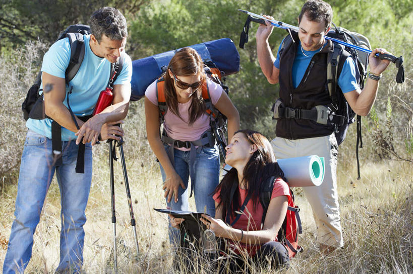 西方人,四个人,夫妻,伙伴,朋友,站,坐,笑,盘腿,微笑,横图,室外,白天,正面,爱情,友谊,草地,草坪,植物,道路,地图,欧洲,欧洲人,弯腰,握,阴影,光线,信息,影子,交通,浪漫,拿,拿着,注视,方向,草,树,树木,绿色,阳光,自然,观察,看,站着,恩爱,握着,恋人,生长,成长,观看,引导,指引,察看,关注,弯身,友情,男人,男性,年轻男性,年轻女性,女人,女性,中年男性,白种人,夫妇,情侣,盘腿而坐,盘膝,盘着腿的,盘着腿坐,双腿交叉,站立,坐着,半身,彩图,伴侣,导航