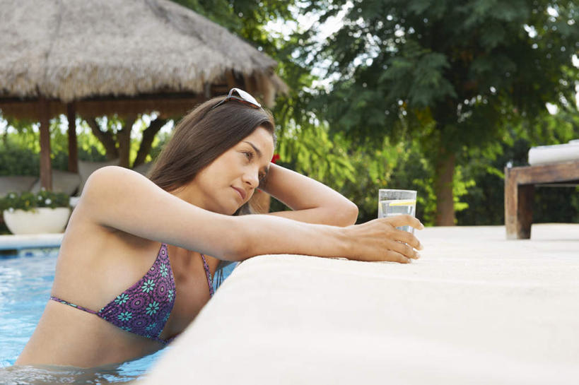 西方人,一个人,体育馆,游泳池,家,站,笑,微笑,横图,室外,白天,侧面,泳装,比基尼,水,植物,杯子,椅子,欧洲,欧洲人,仅一个女性,仅一个人,撑,握,阴影,光线,液体,影子,房屋,木椅,躺椅,屋子,草屋,水池,水面,地面,拿,拿着,托腮,注视,饮用水,泳池,住宅,玻璃制品,树,树木,蓝色,绿色,阳光,自然,水杯,茅草屋,矿泉水,观察,看,托,站着,仅一个中年女性,握着,生长,成长,观看,察看,游泳馆,关注,托下巴,蒸馏水,女人,女性,中年女性,白种人,长发,玻璃杯,站立,半身,彩图,三点式,泳衣,房子,茅舍,茅屋,小屋