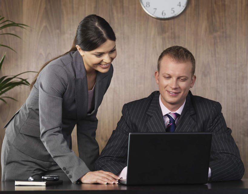 西方人,两个人,商务人士,商务男性,商务女性,办公室,站,坐,笑,打电话,微笑,露齿笑,横图,室内,白天,正面,衬衫,电脑,笔记本电脑,植物,电话,手机,欧洲,欧洲人,敲打,弯腰,套装,时间,网络,材料,档案,盆栽,时钟,文件,纸,墙,盆景,计时,注视,输入,通讯设备,墙壁,墙面,绿色,自然,手稿,资料,挂钟,钟表,打字,观察,看,站着,表,生长,成长,观看,点击,敲击,证明,察看,无线,关注,文档,通信设备,商务装,无线网络,无线上网,便携式电脑,工薪阶层,弯身,交流,按键,手提电脑,男人,男性,年轻男性,年轻女性,女人,女性,白种人,白领,上班族,钟,沟通,通话,站立,坐着,半身,彩图,衬衣