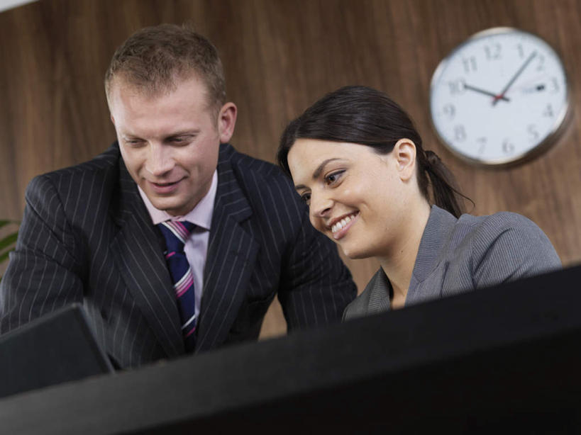 西方人,两个人,商务人士,商务男性,商务女性,办公室,站,坐,笑,微笑,露齿笑,横图,室内,白天,仰视,电脑,笔记本电脑,欧洲,欧洲人,弯腰,套装,时间,网络,时钟,墙,计时,注视,通讯设备,墙壁,墙面,挂钟,钟表,观察,看,站着,表,观看,察看,无线,关注,通信设备,商务装,无线网络,无线上网,便携式电脑,工薪阶层,弯身,手提电脑,男人,男性,年轻男性,年轻女性,女人,女性,白种人,白领,上班族,钟,站立,坐着,半身,彩图,低角度拍摄