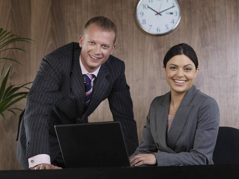 西方人,两个人,商务人士,商务男性,商务女性,办公室,站,坐,笑,微笑,露齿笑,横图,室内,白天,正面,衬衫,电脑,笔记本电脑,植物,椅子,欧洲,欧洲人,弯腰,套装,时间,网络,盆栽,时钟,墙,盆景,计时,注视,通讯设备,墙壁,墙面,绿色,自然,会议椅,挂钟,钟表,观察,看,站着,表,生长,成长,观看,办公椅,察看,无线,关注,通信设备,商务装,无线网络,无线上网,便携式电脑,工薪阶层,弯身,商务椅,培训椅,手提电脑,男人,男性,年轻男性,年轻女性,女人,女性,白种人,白领,上班族,钟,站立,坐着,半身,彩图,衬衣