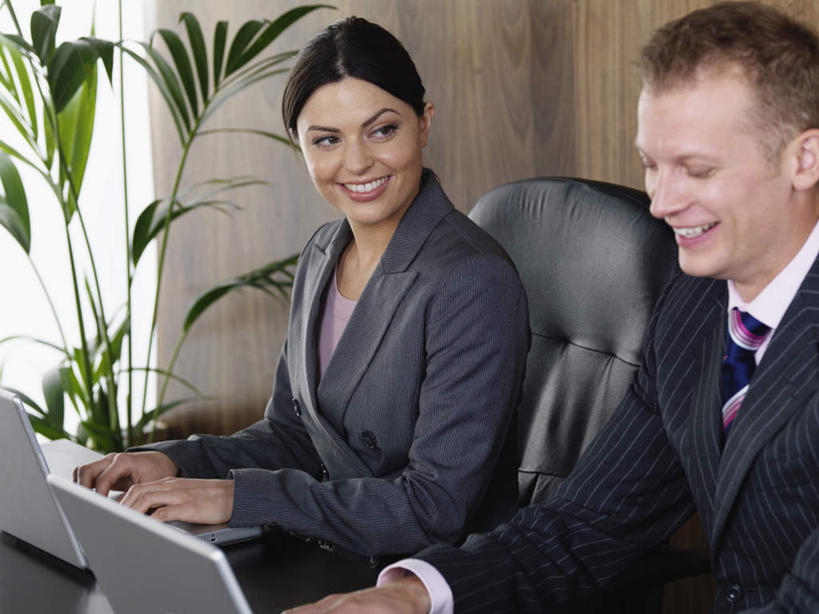 西方人,两个人,商务人士,商务男性,商务女性,办公室,坐,笑,说,微笑,露齿笑,横图,室内,白天,正面,衬衫,讨论,电脑,笔记本电脑,植物,窗户,椅子,欧洲,欧洲人,敲打,套装,工作,网络,盆栽,墙,盆景,注视,输入,通讯设备,玻璃窗,墙壁,墙面,绿色,自然,会议椅,打字,观察,看,生长,成长,观看,点击,敲击,办公椅,察看,无线,关注,通信设备,商务装,无线网络,无线上网,便携式电脑,工薪阶层,商务椅,培训椅,交流,按键,手提电脑,男人,男性,年轻男性,年轻女性,女人,女性,白种人,白领,上班族,沟通,讲话,交谈,商讨,说话,谈话,坐着,半身,彩图,衬衣