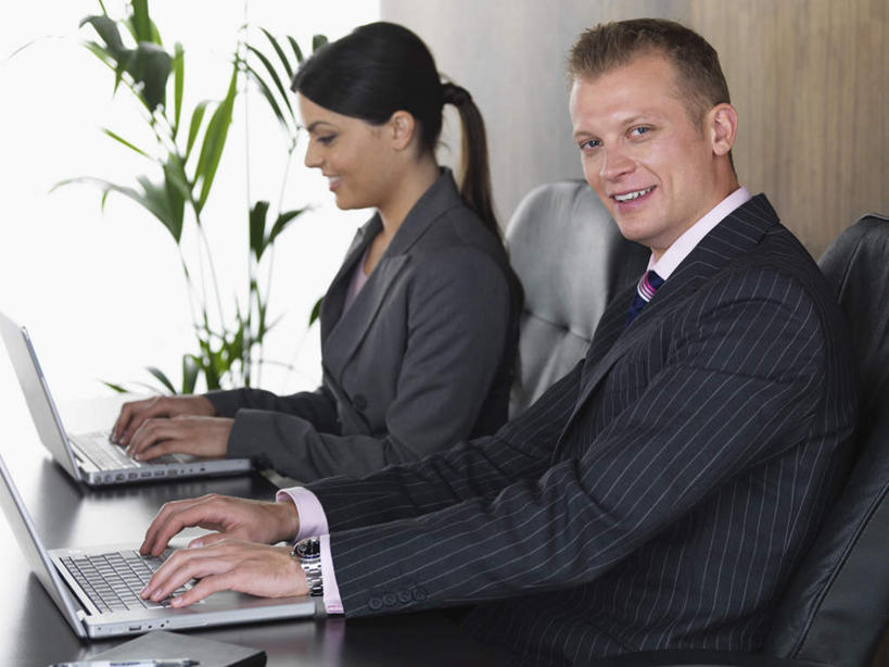 西方人,两个人,商务人士,商务男性,商务女性,办公室,坐,笑,微笑,露齿笑,横图,室内,白天,正面,衬衫,电脑,笔记本电脑,植物,窗户,椅子,欧洲,欧洲人,敲打,套装,开会,工作,会议,网络,盆栽,墙,盆景,注视,输入,通讯设备,玻璃窗,墙壁,墙面,绿色,自然,会议椅,打字,观察,看,生长,成长,观看,点击,敲击,办公椅,察看,无线,关注,通信设备,商务装,无线网络,无线上网,便携式电脑,工薪阶层,商务椅,培训椅,按键,手提电脑,男人,男性,年轻男性,年轻女性,女人,女性,白种人,白领,上班族,坐着,半身,彩图,衬衣