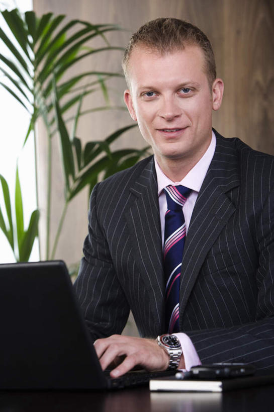 西方人,一个人,商务人士,商务男性,坐,笑,微笑,竖图,室内,白天,正面,衬衫,电脑,笔记本电脑,植物,窗户,桌面,桌子,欧洲,欧洲人,仅一个男性,仅一个人,敲打,套装,时间,网络,盆栽,时钟,眼镜,办公桌,墙,记事本,盆景,计时,注视,输入,通讯设备,玻璃窗,墙壁,墙面,仅一个年轻男性,绿色,自然,本子,笔记本,挂钟,钟表,打字,观察,看,表,生长,成长,观看,点击,敲击,察看,无线,关注,通信设备,商务装,无线网络,近视眼镜,无线上网,便携式电脑,工薪阶层,按键,手提电脑,男人,男性,年轻男性,白种人,白领,上班族,钟,坐着,半身,彩图,衬衣