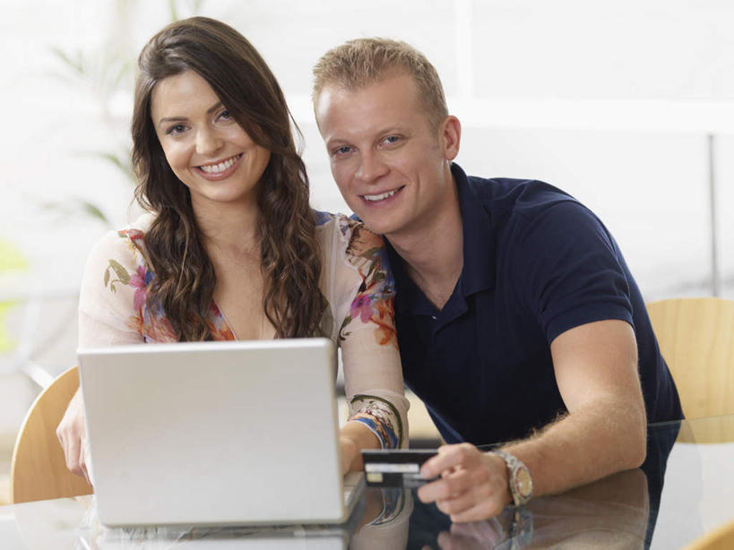 西方人,两个人,家庭,夫妻,客厅,坐,笑,微笑,露齿笑,横图,室内,白天,正面,爱情,信用卡,电脑,笔记本电脑,植物,沙发,欧洲,欧洲人,握,服装,网络,盆栽,盆景,浪漫,拿,拿着,注视,休闲装,通讯设备,衣服,绿色,自然,观察,看,休闲,温暖,温馨,一家人,休闲服,卡,恩爱,握着,储蓄卡,恋人,服饰,生长,成长,观看,和睦,察看,无线,起居室,关注,通信设备,无线网络,布艺沙发,无线上网,便携式电脑,客堂,银行卡,手提电脑,男人,男性,年轻男性,年轻女性,女人,女性,白种人,年轻人,长发,卷发,夫妇,情侣,坐着,半身,彩图,伴侣,融洽