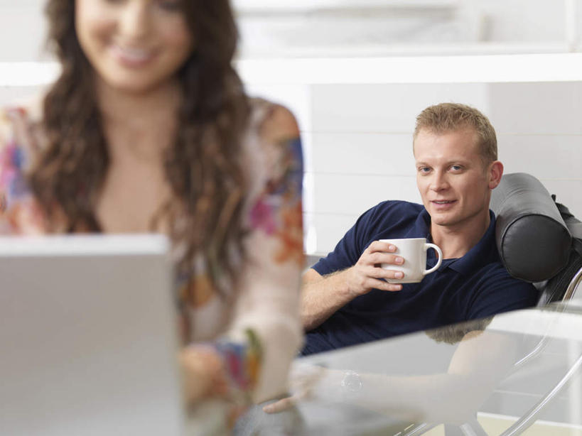 咖啡,西方人,两个人,家庭,夫妻,客厅,坐,笑,微笑,露齿笑,横图,室内,白天,正面,爱情,幸福,电脑,笔记本电脑,沙发,杯子,欧洲,欧洲人,服装,朦胧,模糊,网络,瓷器,咖啡杯,陶瓷制品,一杯,浪漫,注视,休闲装,娱乐,通讯设备,饮料,衣服,观察,看,靠,靠着,享受,休闲,温暖,温馨,一家人,休闲服,恩爱,放松,乐趣,恋人,服饰,观看,和睦,察看,提神,无线,起居室,舒适,关注,瓷杯,醒脑,通信设备,无线网络,布艺沙发,无线上网,便携式电脑,软饮料,客堂,手提电脑,男人,男性,年轻男性,年轻女性,女人,女性,白种人,年轻人,长发,卷发,夫妇,情侣,坐着,半身,彩图,伴侣,融洽