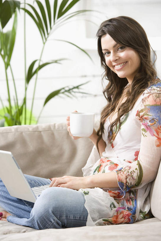 咖啡,西方人,一个人,客厅,坐,笑,盘腿,微笑,露齿笑,竖图,室内,白天,正面,幸福,电脑,笔记本电脑,植物,沙发,杯子,欧洲,欧洲人,仅一个年轻女性,仅一个女性,仅一个人,敲打,握,花纹,服装,网络,瓷器,盆栽,图案,棕色,咖啡杯,盆景,陶瓷制品,一杯,拿,拿着,扭头,注视,休闲装,娱乐,输入,通讯设备,饮料,衣服,绿色,自然,打字,观察,看,转头,享受,休闲,温馨,休闲服,放松,乐趣,握着,服饰,生长,成长,观看,点击,敲击,察看,提神,无线,起居室,舒适,关注,瓷杯,醒脑,通信设备,无线网络,布艺沙发,无线上网,便携式电脑,软饮料,客堂,按键,手提电脑,年轻女性,女人,女性,白种人,长发,卷发,盘腿而坐,盘膝,盘着腿的,盘着腿坐,双腿交叉,坐着,半身,彩图