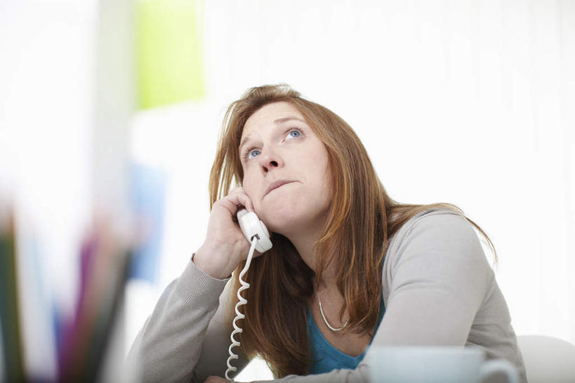 西方人,一个人,商务人士,商务女性,办公室,坐,打电话,横图,室内,白天,正面,桌子,杯子,电话,笔筒,欧洲,欧洲人,仅一个年轻女性,仅一个女性,仅一个人,握,套装,朦胧,模糊,瓷器,办公桌,墙,棕色,咖啡杯,陶瓷制品,拿,拿着,注视,通讯设备,墙壁,墙面,话筒,容器,观察,看,电话线,器皿,握着,观看,储藏,抿嘴,察看,固定电话,储存,关注,瓷杯,商务装,工薪阶层,插笔器具,文房用具,交流,年轻女性,女人,女性,白种人,长发,白领,上班族,电话机,沟通,通话,坐着,半身,彩图,贮存