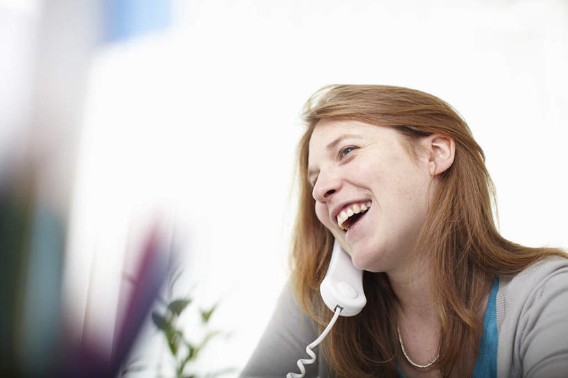 西方人,一个人,商务人士,商务女性,办公室,坐,笑,打电话,微笑,露齿笑,横图,室内,白天,正面,桌子,电话,笔筒,欧洲,欧洲人,仅一个年轻女性,仅一个女性,仅一个人,握,套装,朦胧,模糊,办公桌,墙,棕色,拿,拿着,注视,通讯设备,墙壁,墙面,话筒,容器,观察,看,电话线,器皿,握着,观看,储藏,察看,固定电话,储存,关注,商务装,工薪阶层,插笔器具,文房用具,交流,年轻女性,女人,女性,白种人,长发,白领,上班族,电话机,沟通,通话,坐着,半身,彩图,贮存