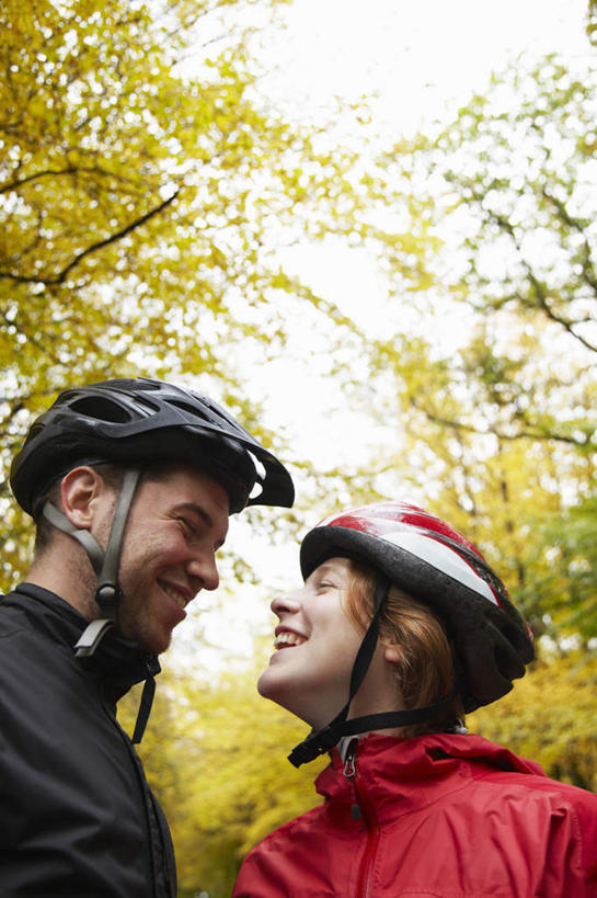 西方人,两个人,家庭,夫妻,站,笑,微笑,露齿笑,竖图,室外,白天,仰视,爱情,秋季,树林,植物,帽子,欧洲,欧洲人,服装,头盔,浪漫,注视,休闲装,相视,树,树木,衣服,红色,绿色,自然,安全帽,观察,看,站着,休闲,温暖,温馨,一家人,面对面,休闲服,恩爱,恋人,服饰,生长,成长,观看,对视,和睦,察看,互视,关注,相对,相看,男人,男性,年轻男性,年轻女性,女人,女性,白种人,年轻人,夫妇,情侣,秋,秋天,站立,半身,彩图,低角度拍摄,伴侣,融洽