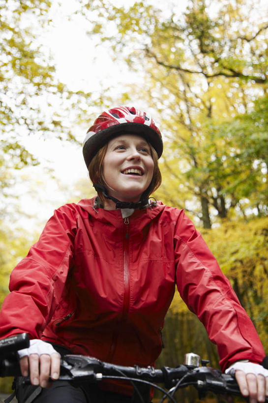 西方人,一个人,坐,笑,微笑,露齿笑,竖图,室外,白天,仰视,秋季,树林,植物,自行车,帽子,欧洲,欧洲人,仅一个年轻女性,仅一个女性,仅一个人,握,服装,头盔,注视,休闲装,车,脚踏车,树,树木,衣服,红色,绿色,自然,安全帽,交通工具,观察,看,骑车,休闲,休闲服,握着,服饰,生长,成长,观看,察看,关注,载具,年轻女性,女人,女性,白种人,秋,秋天,坐着,半身,彩图,低角度拍摄