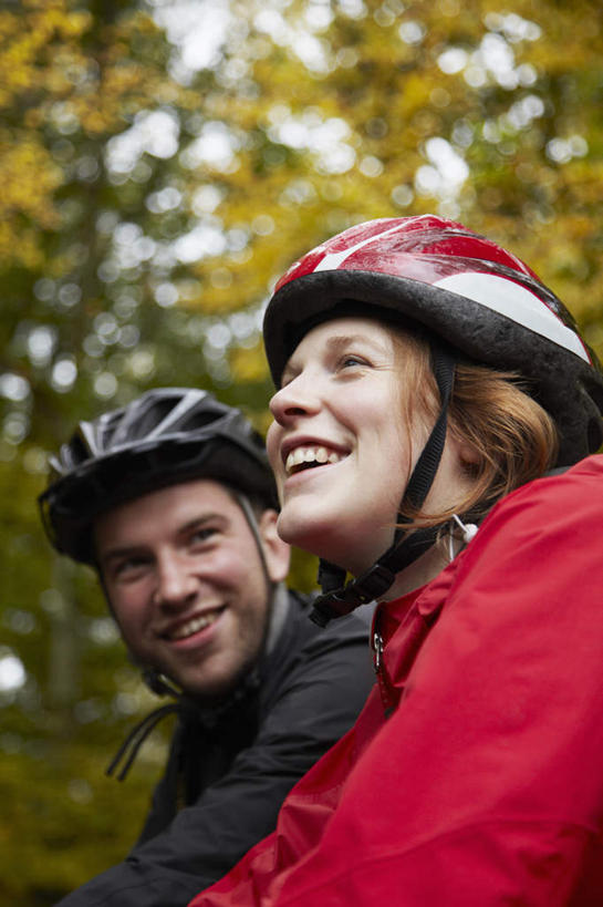 西方人,两个人,家庭,夫妻,坐,笑,微笑,露齿笑,竖图,室外,白天,仰视,爱情,秋季,树林,植物,帽子,欧洲,欧洲人,服装,朦胧,模糊,头盔,浪漫,注视,休闲装,树,树木,衣服,红色,绿色,自然,安全帽,观察,看,骑车,休闲,温暖,温馨,一家人,休闲服,恩爱,恋人,服饰,生长,成长,观看,和睦,察看,关注,男人,男性,年轻男性,年轻女性,女人,女性,白种人,年轻人,夫妇,情侣,秋,秋天,坐着,半身,彩图,低角度拍摄,伴侣,融洽