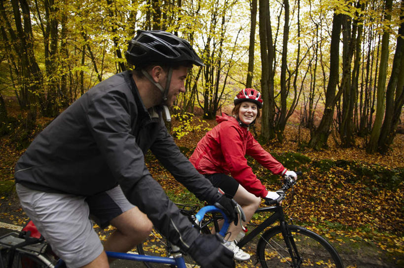 西方人,两个人,家庭,夫妻,坐,笑,微笑,露齿笑,横图,室外,白天,正面,爱情,秋季,树林,植物,自行车,帽子,欧洲,欧洲人,握,服装,头盔,浪漫,注视,休闲装,车,脚踏车,树,树木,衣服,红色,绿色,自然,安全帽,交通工具,观察,看,骑车,休闲,温暖,温馨,一家人,休闲服,恩爱,握着,恋人,服饰,生长,成长,观看,和睦,察看,关注,载具,男人,男性,年轻男性,年轻女性,女人,女性,白种人,年轻人,夫妇,情侣,秋,秋天,坐着,半身,彩图,伴侣,融洽