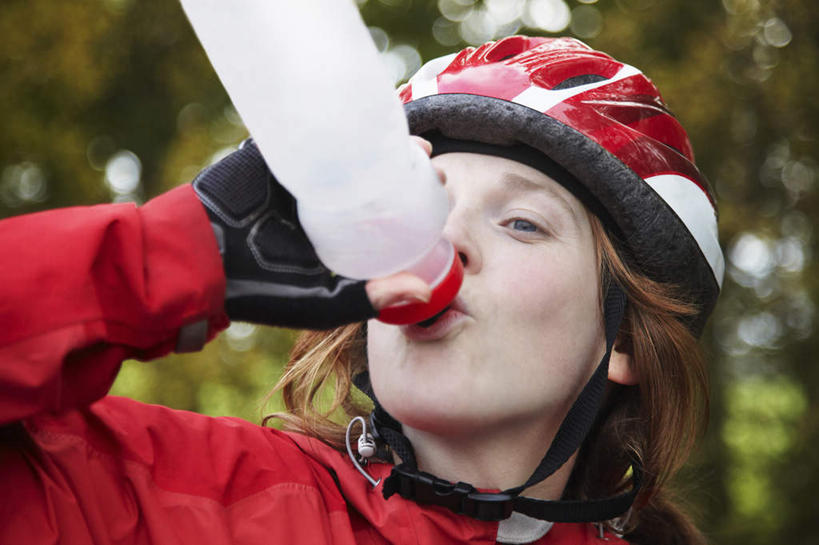 西方人,脸,头,脸颊,手,一个人,站,举,笑,微笑,横图,室外,特写,白天,正面,树林,水,植物,帽子,欧洲,欧洲人,仅一个年轻女性,仅一个女性,仅一个人,喝,握,服装,头盔,液体,拿,拿着,注视,休闲装,饮用水,树,树木,衣服,红色,绿色,自然,安全帽,瓶子,手套,塑料制品,矿泉水,观察,看,托,站着,休闲,手部,休闲服,塑料瓶,握着,服饰,生长,成长,观看,单手,察看,关注,蒸馏水,年轻女性,女人,女性,白种人,头部,脸部,脸蛋,面部,举起,举手,举着,向上举,向上伸,向上托,站立,半身,彩图