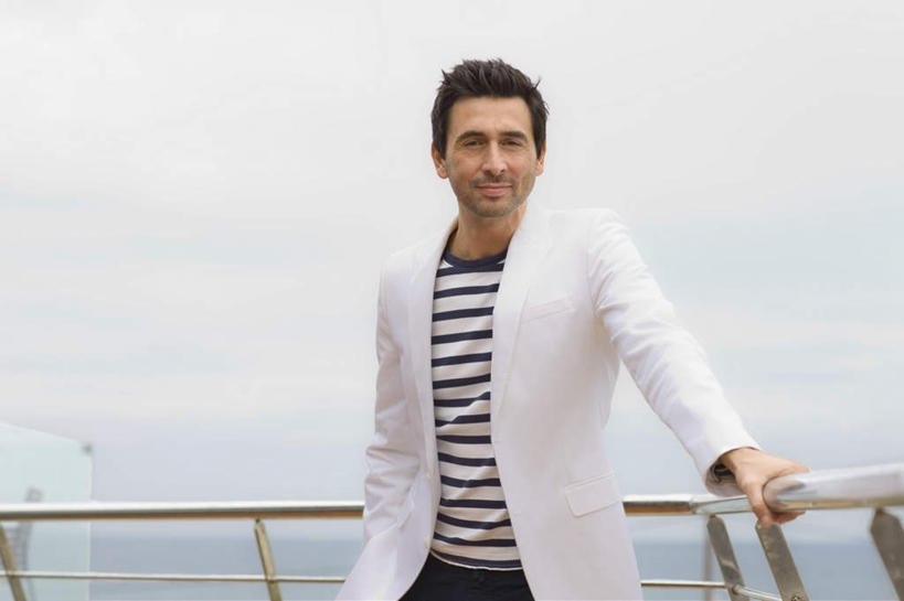 西方人,一个人,站,笑,微笑,横图,室外,白天,正面,海浪,海洋,船,欧洲,欧洲人,仅一个男性,仅一个人,仅一个中年男性,一艘,握,条纹,服装,浪花,云,云朵,游艇,云彩,注视,休闲装,衣服,蓝色,白云,蓝天,天空,海水,交通工具,天,观察,看,靠,靠着,行驶,站着,休闲,休闲服,握着,服饰,晴朗,观看,察看,航行,关注,载具,海景,男人,男性,中年男性,白种人,大海,风浪,海,海水的波动,近岸浪,涌浪,晴空,站立,半身,彩图