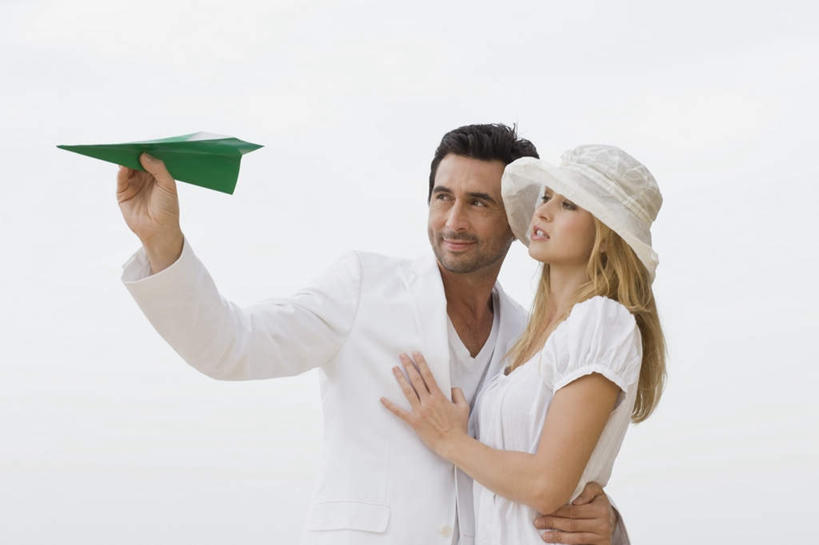 西方人,两个人,家庭,夫妻,站,笑,微笑,露齿笑,横图,室外,白天,正面,爱情,飞机,帽子,欧洲,欧洲人,握,阴影,服装,朦胧,模糊,艺术,光线,影子,折纸,纸艺,手工艺品,浪漫,拿,拿着,注视,休闲装,文化,一个,衣服,绿色,白色,阳光,遮阳帽,纸制品,工艺品,观察,看,站着,休闲,温暖,温馨,一家人,休闲服,恩爱,握着,恋人,服饰,单个,观看,纸飞机,和睦,察看,高雅,关注,工艺折纸,自信心,品位,男人,男性,年轻女性,女人,女性,中年男性,白种人,年轻人,夫妇,情侣,站立,半身,彩图,伴侣,融洽