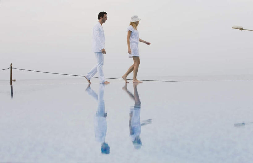 西方人,两个人,家庭,夫妻,游泳池,走,笑,微笑,露齿笑,横图,室外,白天,侧面,爱情,海浪,海洋,水,帽子,欧洲,欧洲人,阴影,服装,光线,影子,浪花,水池,水面,水平线,辽阔,海平线,浪漫,注视,休闲装,光脚,泳池,衣服,白色,倒影,天空,阳光,海水,遮阳帽,天,观察,看,休闲,广阔,温暖,温馨,一家人,赤脚,休闲服,恩爱,恋人,服饰,观看,一望无际,和睦,察看,倒映,关注,海景,无边无际,一马平川,反照,男人,男性,年轻女性,女人,女性,中年男性,白种人,年轻人,夫妇,情侣,大海,风浪,海,海水的波动,近岸浪,涌浪,步行,散步,走路,彩图,全身,伴侣,融洽,水天相接,水天一线