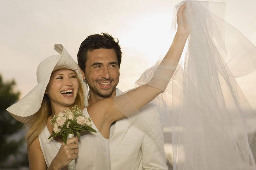 西方人,两个人,家庭,夫妻,新娘,新郎,站,举,抱,笑,微笑,露齿笑,横图,室外,白天,正面,婚纱,西装,爱情,婚礼,快乐,日落,植物,帽子,欧洲,欧洲人,握,阴影,头纱,正装,庆祝,盛开,光线,捧花,手捧花,影子,晚霞,霞光,落日,结婚,浪漫,拿,花蕾,拿着,注视,花,花瓣,花朵,鲜花,树,树木,绿色,白色,天空,阳光,自然,黄昏,遮阳帽,花束,天,花苞,花蕊,观察,看,托,站着,一束,温暖,温馨,喜庆,一家人,彩霞,恩爱,握着,恋人,生长,成长,抱着,观看,纪念,和睦,察看,搂着,关注,夕照,婚礼捧花,男人,男性,年轻女性,女人,女性,中年男性,白种人,年轻人,夫妇,情侣,夕阳,举起,举手,举着,搂,搂抱,向上举,向上伸,向上托,站立,半身,彩图,婚礼服,礼服,高兴,婚礼头纱,伴侣,融洽,斜阳