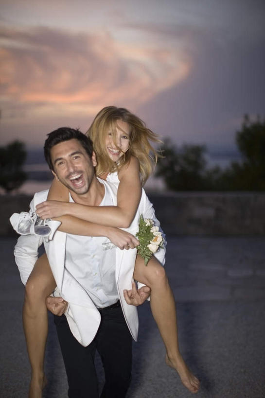 西方人,背,两个人,家庭,夫妻,新娘,新郎,站,抱,笑,微笑,露齿笑,竖图,室外,白天,正面,婚纱,西装,爱情,婚礼,快乐,日落,沙滩,植物,欧洲,欧洲人,握,正装,庆祝,盛开,捧花,沙子,手捧花,海岸,晚霞,霞光,云,云朵,落日,沙地,结婚,浪漫,拿,花蕾,云彩,拿着,注视,花,花瓣,花朵,鲜花,树,树木,绿色,白色,天空,自然,黄昏,花束,天,花苞,花蕊,背着,观察,看,站着,一束,温暖,温馨,喜庆,一家人,彩霞,恩爱,握着,恋人,生长,成长,抱着,观看,纪念,和睦,察看,搂着,关注,背负,夕照,婚礼捧花,男人,男性,年轻女性,女人,女性,中年男性,白种人,年轻人,夫妇,情侣,海滩,夕阳,搂,站立,半身,彩图,婚礼服,礼服,高兴,伴侣,融洽,斜阳