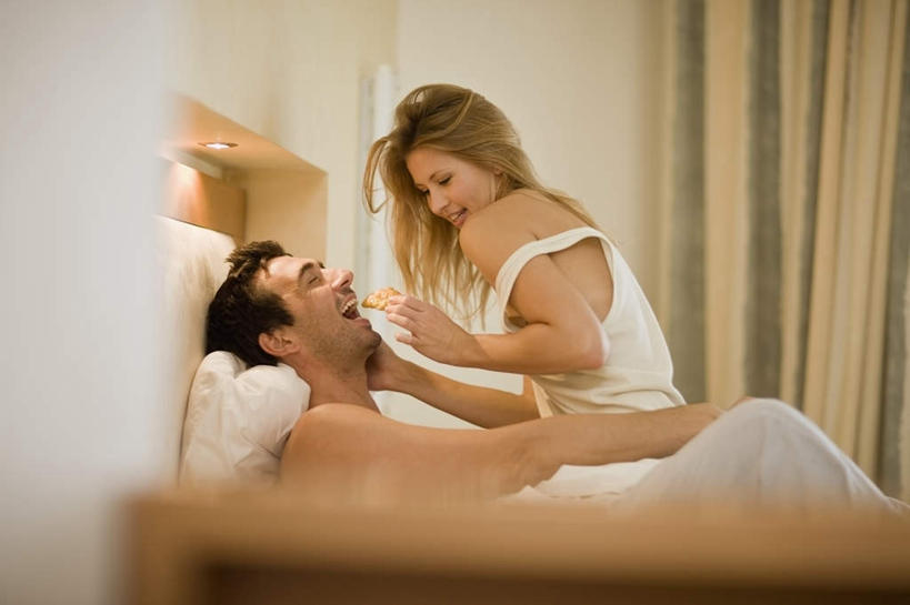 西方人,头发,两个人,家庭,夫妻,坐,笑,微笑,露齿笑,横图,室内,白天,侧面,爱情,窗帘,床,卧室,照明,欧洲,欧洲人,一堆,喂食,握,堆叠,堆积,服装,装饰,背心,壁灯,墙,双人床,灯光,床单,浪漫,拿,拿着,注视,被子,墙壁,墙面,灯,衣服,帘子,灯具,观察,看,张嘴,温暖,温馨,一家人,金色,遮阳,恩爱,握着,恋人,服饰,观看,堆,华丽,修饰,照亮,点缀,和睦,察看,被单,衣着,照明设备,穿着,关注,张大嘴巴,衬托,美观,雅致,雅观,衣饰,男人,男性,年轻女性,女人,女性,中年男性,白种人,年轻人,夫妇,情侣,张开嘴,坐着,半身,彩图,睡房,卧房,伴侣,融洽