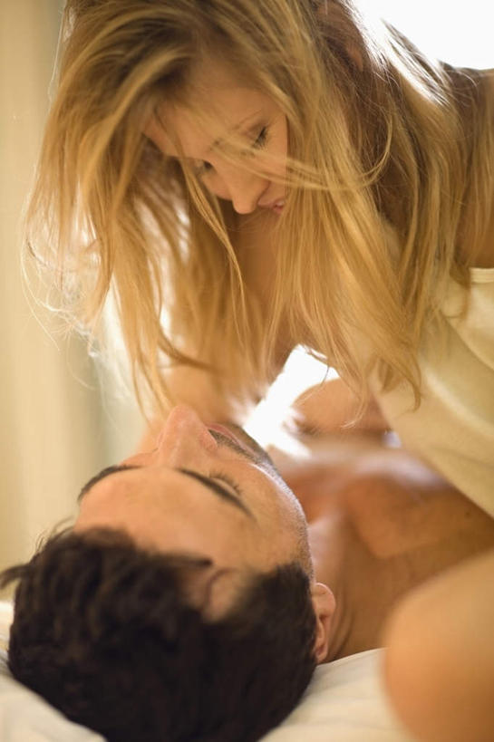 西方人,头发,两个人,家庭,夫妻,躺,笑,微笑,露齿笑,竖图,室内,白天,正面,爱情,窗帘,床,卧室,欧洲,欧洲人,朦胧,模糊,装饰,墙,双人床,床单,浪漫,注视,被子,裸露,相视,墙壁,墙面,帘子,观察,看,趴着,温暖,温馨,一家人,面对面,金色,遮阳,恩爱,恋人,观看,对视,华丽,修饰,点缀,和睦,察看,被单,互视,关注,裸,相对,相看,衬托,美观,雅致,雅观,卧着,男人,男性,年轻女性,女人,女性,中年男性,白种人,年轻人,夫妇,情侣,趴,躺着,卧,半身,彩图,睡房,卧房,伴侣,融洽