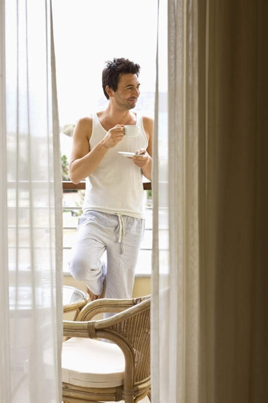 咖啡,西方人,一个人,露台,站,捧,笑,微笑,竖图,室内,白天,正面,幸福,窗户,窗帘,阳台,杯子,欧洲,欧洲人,仅一个男性,仅一个人,仅一个中年男性,喝,服装,装饰,背心,瓷器,咖啡杯,陶瓷制品,一杯,注视,休闲装,娱乐,玻璃窗,饮料,衣服,帘子,观察,看,靠,靠着,站着,享受,休闲,温馨,休闲服,遮阳,放松,乐趣,服饰,观看,华丽,修饰,点缀,察看,提神,舒适,关注,瓷杯,醒脑,衬托,美观,雅致,雅观,软饮料,男人,男性,中年男性,白种人,端,端着,捧着,手捧,站立,半身,彩图,露天阳台