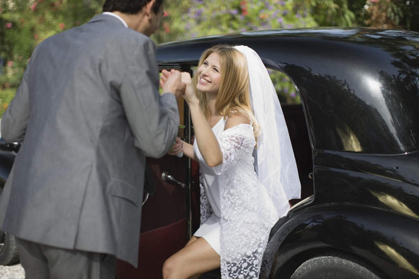 西方人,背部,两个人,家庭,夫妻,新娘,新郎,站,坐,握手,笑,微笑,露齿笑,横图,室外,白天,正面,婚纱,西装,爱情,婚礼,快乐,植物,窗户,汽车,欧洲,欧洲人,握,阴影,头纱,正装,庆祝,光线,影子,结婚,浪漫,拿,拿着,注视,玻璃窗,车,树,树木,绿色,白色,阳光,自然,车窗,交通工具,轿车,观察,看,站着,温暖,温馨,喜庆,一家人,恩爱,握着,恋人,生长,成长,观看,纪念,和睦,察看,关注,载具,男人,男性,年轻女性,女人,女性,中年男性,白种人,年轻人,夫妇,情侣,搀手,拉手,手搀手,手拉手,手牵手,手握手,站立,坐着,半身,彩图,婚礼服,礼服,高兴,婚礼头纱,伴侣,融洽