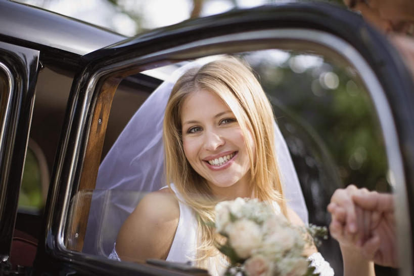 西方人,两个人,家庭,夫妻,新娘,新郎,站,坐,握手,笑,微笑,露齿笑,横图,室外,白天,正面,婚纱,西装,爱情,婚礼,快乐,植物,窗户,汽车,欧洲,欧洲人,弯腰,握,阴影,头纱,正装,朦胧,模糊,庆祝,盛开,光线,捧花,手捧花,影子,结婚,浪漫,拿,花蕾,拿着,注视,玻璃窗,车,花,花瓣,花朵,鲜花,树,树木,绿色,白色,阳光,自然,车窗,交通工具,轿车,花束,花苞,花蕊,观察,看,站着,一束,温暖,温馨,喜庆,一家人,恩爱,握着,恋人,生长,成长,观看,纪念,和睦,察看,关注,载具,弯身,婚礼捧花,男人,男性,年轻女性,女人,女性,中年男性,白种人,年轻人,夫妇,情侣,搀手,拉手,手搀手,手拉手,手牵手,手握手,站立,坐着,半身,彩图,婚礼服,礼服,高兴,婚礼头纱,伴侣,融洽