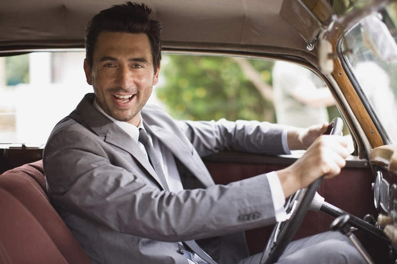 西方人,一个人,新郎,坐,笑,微笑,露齿笑,横图,室内,白天,侧面,西装,婚礼,快乐,机器,仪器,植物,窗户,汽车,欧洲,欧洲人,仅一个男性,仅一个人,仅一个中年男性,握,阴影,套装,正装,庆祝,光线,影子,结婚,注视,设备,座椅,玻璃窗,座位,车,树,树木,绿色,阳光,自然,车窗,方向盘,交通工具,轿车,观察,驾驶,看,行驶,喜庆,握着,生长,成长,观看,纪念,操纵,控制,察看,关注,载具,操控,把持,男人,男性,中年男性,白种人,坐着,半身,彩图,高兴