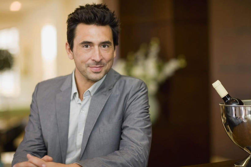 葡萄酒,西方人,一个人,坐,笑,微笑,横图,室内,白天,正面,西装,奢侈,快乐,植物,餐桌,桌子,欧洲,欧洲人,仅一个男性,仅一个人,仅一个中年男性,套装,正装,朦胧,模糊,盆栽,铁桶,桶,墙,盆景,浪漫,注视,墙壁,墙面,玻璃制品,酒,酒瓶,饮料,绿色,自然,玻璃瓶,瓶子,容器,香槟,观察,看,诱惑,生长,成长,餐台,观看,储藏,察看,储存,关注,冰桶,香槟桶,气泡酒,起泡酒,汽酒,男人,男性,中年男性,白种人,坐着,半身,彩图,高兴,欢笑,贮存