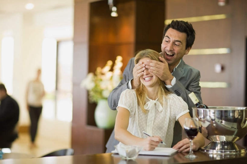 红酒,葡萄酒,西方人,两个人,家庭,夫妻,餐厅,站,坐,笑,微笑,露齿笑,横图,室内,白天,正面,西装,爱情,餐桌,天花板,桌面,桌子,杯子,椅子,照明,欧洲,欧洲人,服装,正装,朦胧,模糊,笔,高脚杯,铁桶,桶,墙,灯光,办公用品,记事本,红酒杯,酒类,浪漫,注视,休闲装,顶灯,水笔,墙壁,墙面,玻璃制品,灯,酒,文具,饮料,衣服,本子,笔记本,酒杯,容器,学习用品,灯具,观察,看,站着,休闲,温暖,温馨,一家人,休闲服,红葡萄酒,恩爱,捂,遮,遮掩,恋人,服饰,餐台,观看,储藏,文具用品,照亮,和睦,察看,掩盖,遮挡,葡萄酒杯,照明设备,储存,关注,冰桶,遮盖,掩饰,男人,男性,年轻女性,女人,女性,中年男性,白种人,年轻人,夫妇,情侣,玻璃杯,站立,坐着,半身,彩图,餐馆,饭店,饭馆,伴侣,融洽,贮存