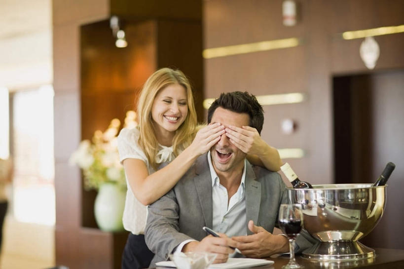 红酒,葡萄酒,西方人,两个人,家庭,夫妻,餐厅,站,坐,笑,微笑,露齿笑,横图,室内,白天,正面,西装,爱情,餐桌,天花板,桌面,桌子,杯子,椅子,照明,欧洲,欧洲人,服装,正装,朦胧,模糊,笔,高脚杯,铁桶,桶,墙,灯光,办公用品,记事本,红酒杯,酒类,浪漫,注视,休闲装,顶灯,水笔,墙壁,墙面,玻璃制品,灯,酒,文具,饮料,衣服,本子,笔记本,酒杯,容器,学习用品,灯具,观察,看,站着,休闲,温暖,温馨,一家人,休闲服,红葡萄酒,恩爱,捂,遮,遮掩,恋人,服饰,餐台,观看,储藏,文具用品,照亮,和睦,察看,掩盖,遮挡,葡萄酒杯,照明设备,储存,关注,冰桶,遮盖,掩饰,男人,男性,年轻女性,女人,女性,中年男性,白种人,年轻人,夫妇,情侣,玻璃杯,站立,坐着,半身,彩图,餐馆,饭店,饭馆,伴侣,融洽,贮存