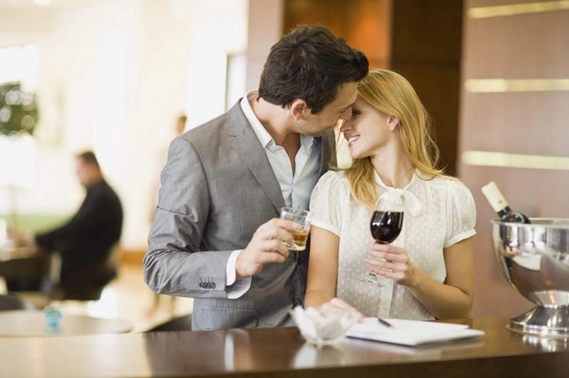 红酒,葡萄酒,西方人,两个人,家庭,夫妻,餐厅,坐,笑,微笑,露齿笑,横图,室内,白天,正面,西装,爱情,餐桌,天花板,桌面,桌子,杯子,椅子,照明,欧洲,欧洲人,握,服装,正装,笔,高脚杯,铁桶,桶,墙,灯光,办公用品,记事本,红酒杯,酒类,浪漫,拿,拿着,注视,休闲装,顶灯,水笔,墙壁,墙面,玻璃制品,灯,酒,文具,饮料,衣服,本子,笔记本,酒杯,容器,学习用品,灯具,观察,看,休闲,温暖,温馨,一家人,休闲服,红葡萄酒,恩爱,握着,恋人,服饰,餐台,观看,储藏,文具用品,照亮,和睦,察看,葡萄酒杯,照明设备,储存,关注,冰桶,男人,男性,年轻女性,女人,女性,中年男性,白种人,年轻人,夫妇,情侣,玻璃杯,坐着,半身,彩图,餐馆,饭店,饭馆,伴侣,融洽,贮存