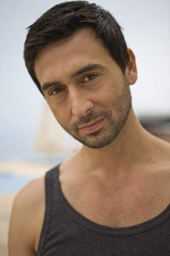 西方人,脸,头,脸颊,胡须,一个人,站,笑,微笑,竖图,室外,特写,白天,正面,欧洲,欧洲人,仅一个男性,仅一个人,仅一个中年男性,阴影,服装,朦胧,模糊,光线,背心,影子,注视,肩膀,衣服,蓝色,蓝天,天空,阳光,天,观察,看,站着,服饰,晴朗,观看,察看,衣着,穿着,关注,万里无云,衣饰,男人,男性,中年男性,白种人,头部,胡子,络腮胡,脸部,脸蛋,面部,晴空,晴空万里,站立,半身,彩图