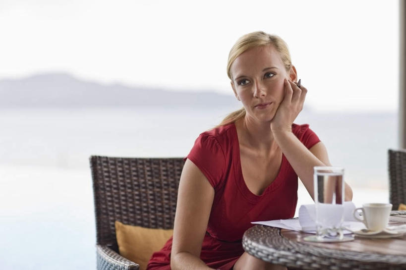 西方人,头发,一个人,坐,横图,室外,白天,正面,裙子,山,水,餐桌,靠垫,桌面,桌子,杯子,椅子,欧洲,欧洲人,仅一个年轻女性,仅一个女性,仅一个人,撑,连衣裙,瓷器,液体,木椅,庭院,山峰,院子,咖啡杯,靠枕,陶瓷制品,山峦,托腮,注视,饮用水,玻璃制品,红色,天空,水杯,垫子,枕头,矿泉水,天,观察,看,托,思考,金色,餐台,观看,察看,关注,托下巴,咖啡店,瓷杯,咖啡屋,蒸馏水,思虑,年轻女性,女人,女性,白种人,玻璃杯,坐着,半身,彩图,咖啡馆